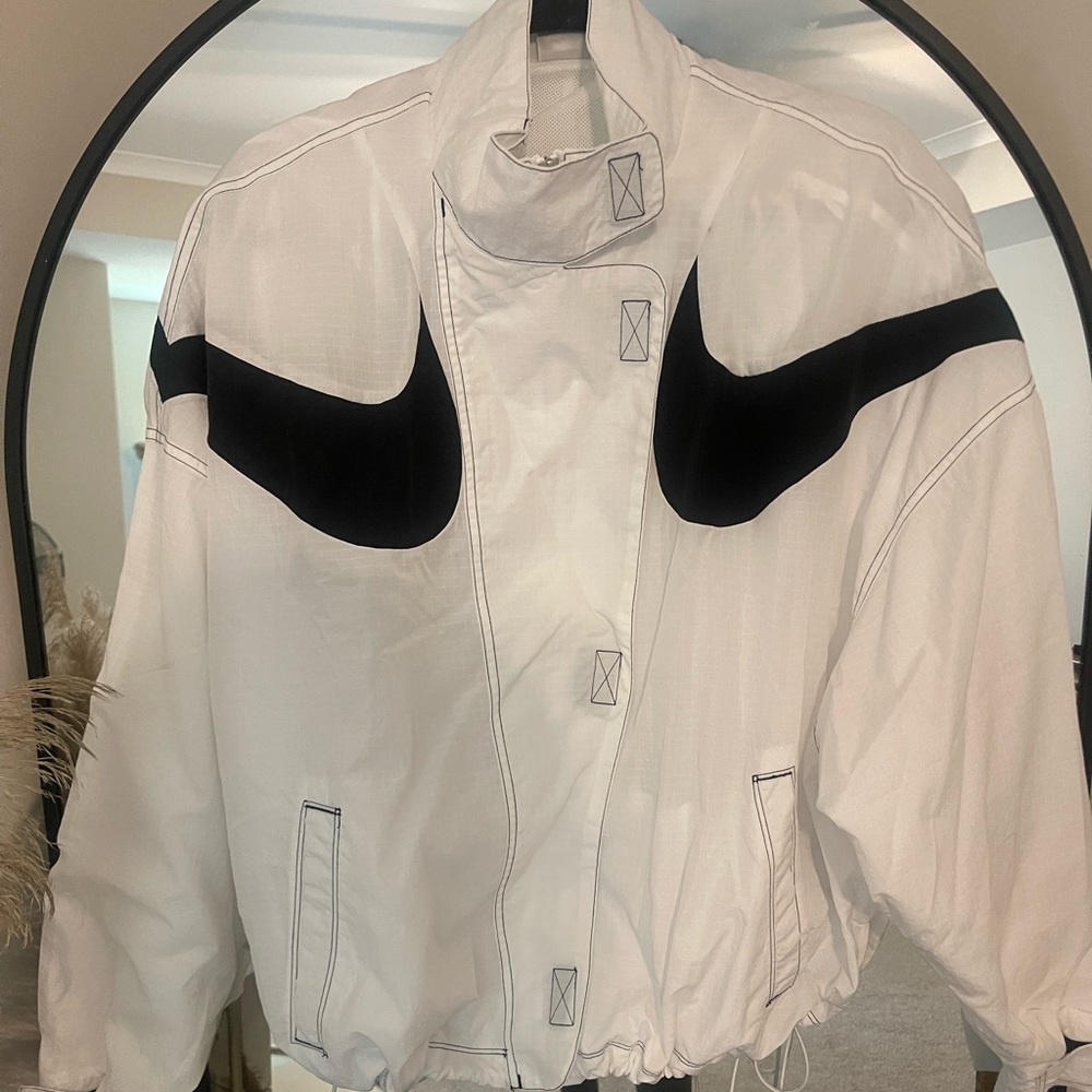 New XL Nike White and black windbreaker adjustable waist band